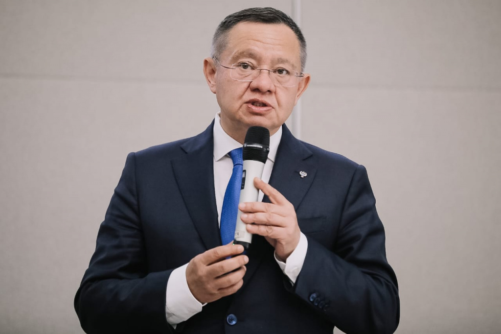 Файзуллин минстрой. Министр ирек. Глава минстроя ирек файзуллин. Министр ирек. Ирек файзуллин министр.